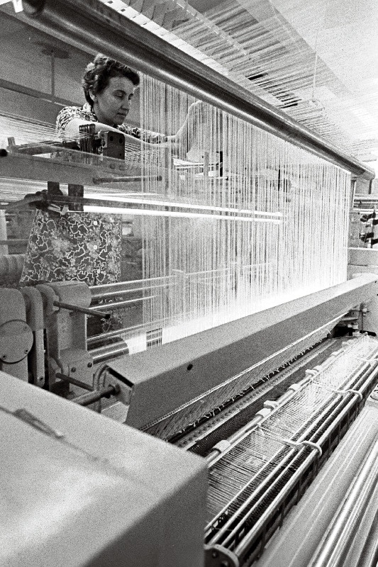 Saksa DV-st saadud malipolmasinal töötab tekstiilivabriku "Sulev" tööline Elvi Laik.