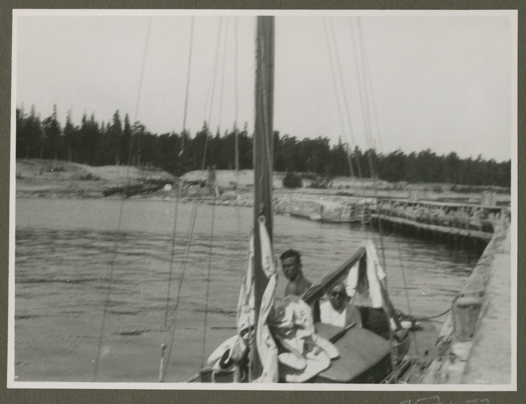 Purjejaht meeskonnaga Naissaare (?) sadamas