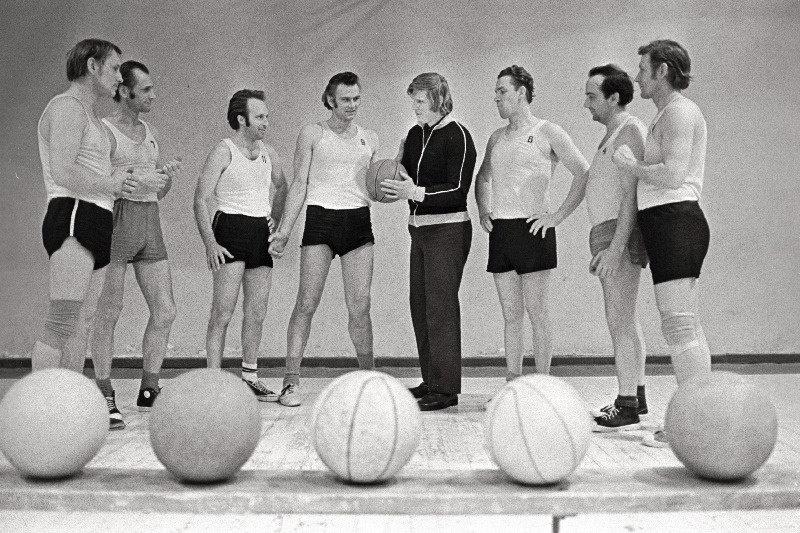 Tootmiskoondise "Talleks" töötajad korvpallitreeningul treener Jako Kruusi juhatusel.