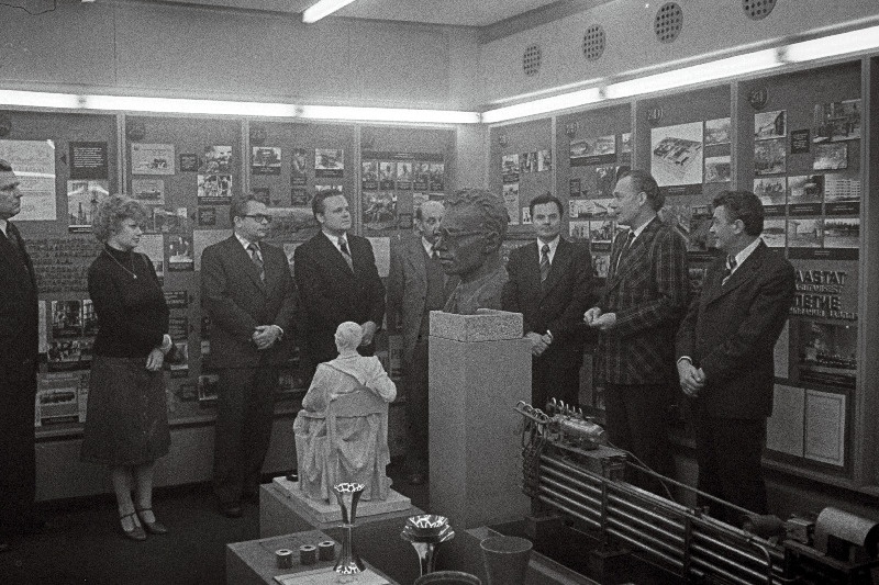 Ungari RV Szolnoki komitaadi delegatsioon Tallinna Masinatehase muuseumiga tutvumas.