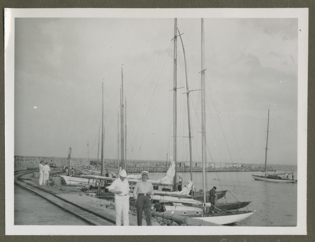 Purjejahid Naissaare sadamas