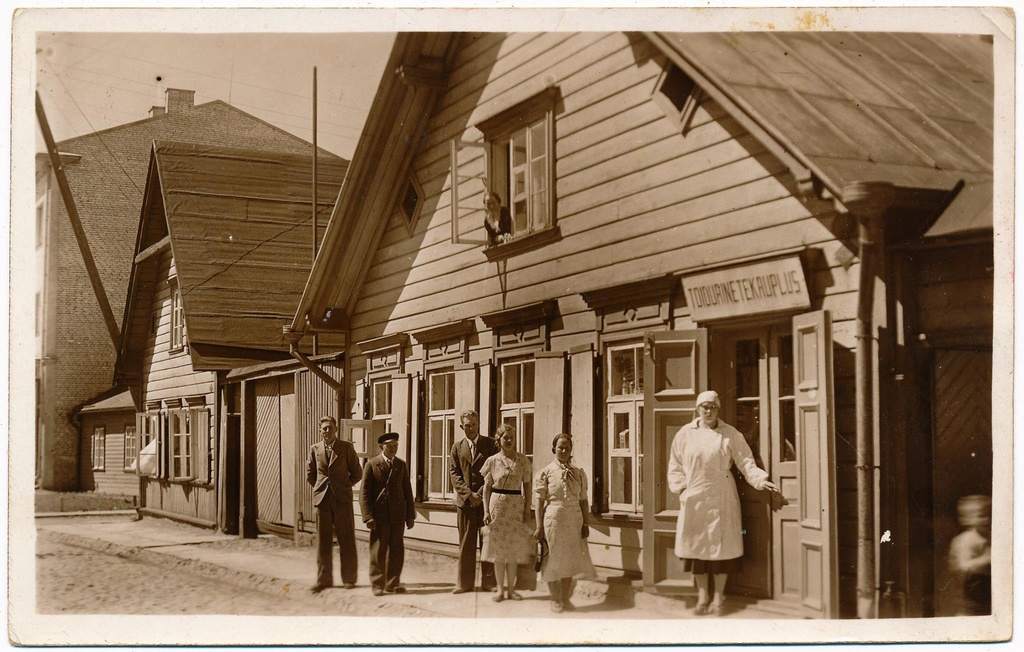People on Väike-Kompassi Street in Tallinn (only a stone house located only at the backyard, with the current address Reimani 5a)
