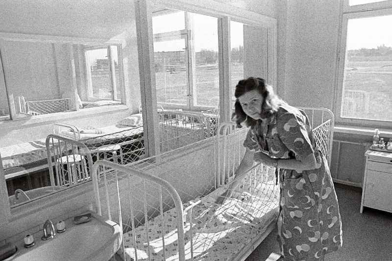 Tallinna linna Kliinilise Lastehaigla esimesed patsiendid kaksikud Aleksandr ja Ljubov koos ema Veera Bespašninaga.