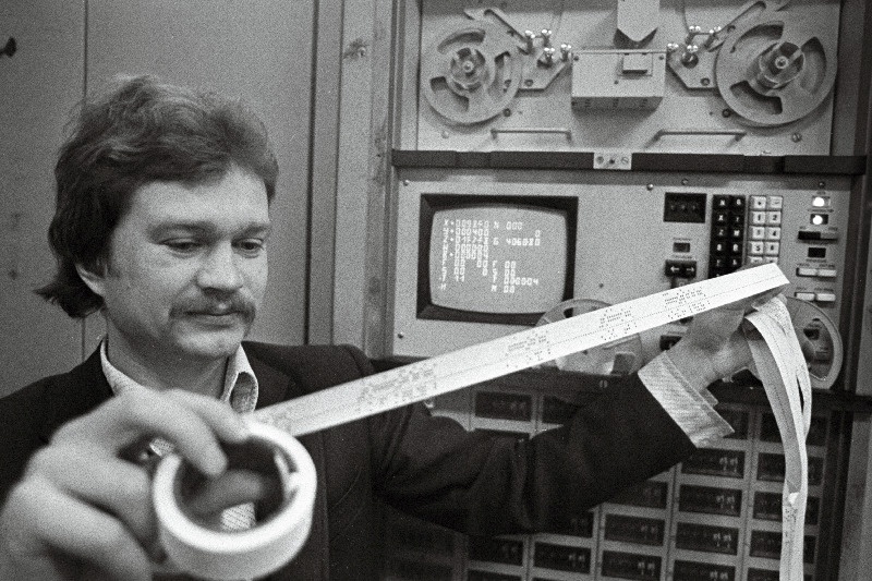 Koondise "RET" programmeerijate grupi juht Oleg Rajevski seadistab 21 operatsiooniga automaatpinki.