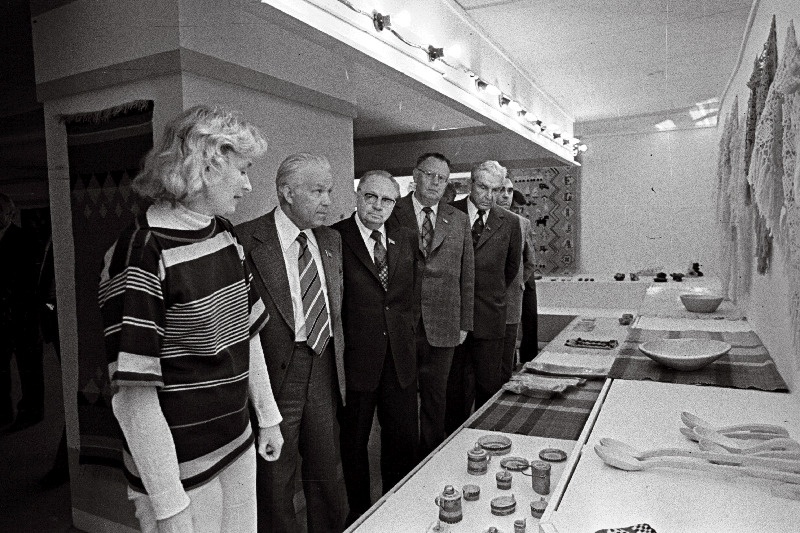 Vabariigi partei ja valitsuse juhtivad töötajad isetegevuslike kunstnike vabariiklikul näitusel. Vasakult 2. EKP Keskkomitee esimene sekretär K.Vaino, Eesti NSV Ülemnõukogu Presiidiumi esimees J.Käbin, EKP Keskkomitee teine sekretär K.Lebedev, Eesti NSV Ministrite Nõukogu esimees V.Klauson.