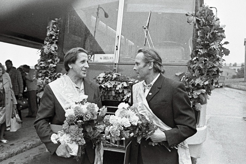 Miljon kilomeetrit ilma kapitaalremondita sõitnud Tallinna Autobussipargi bussijuhid Heino Eek ja Alfred Pille.