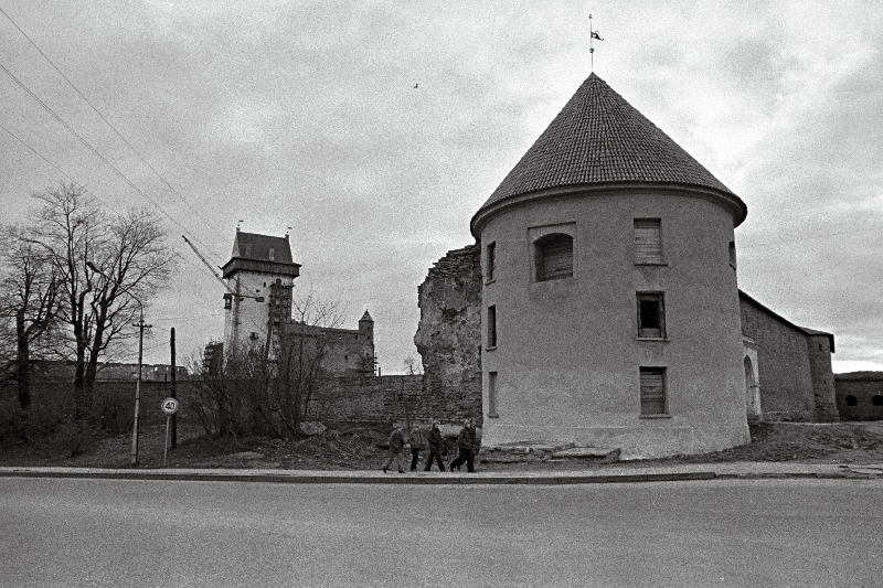 Vaade Hermanni linnuse restaureerimistöödele. Esiplaanil Ümartorn.