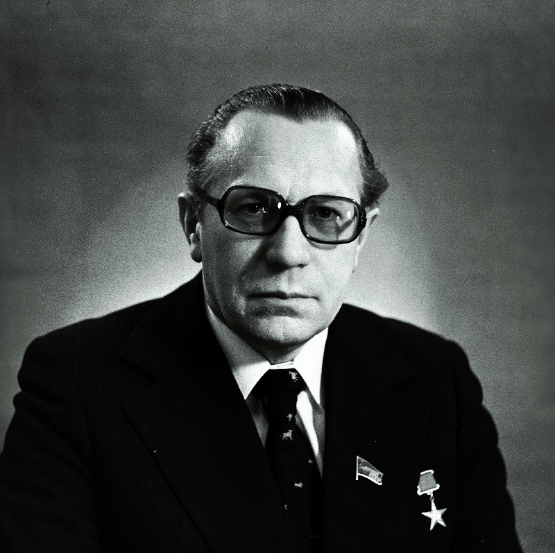 Lieberg, Endel, sotsialistliku töö kangelane- Paide rajooni "9. Mai" kolhoosi esimees.