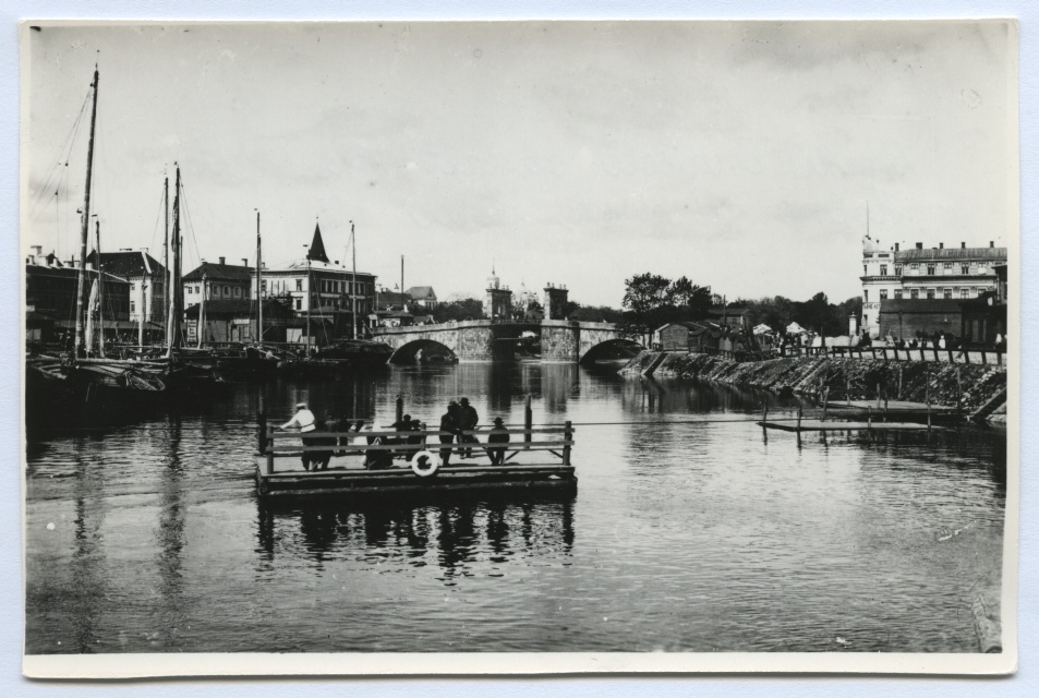 Tartu. View of the Emajõele towards the Kivisilla