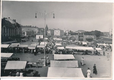 Söögiturg. Taga kesklinn (vaade turuhoone katuselt). Tartu, 1939 (?)  similar photo