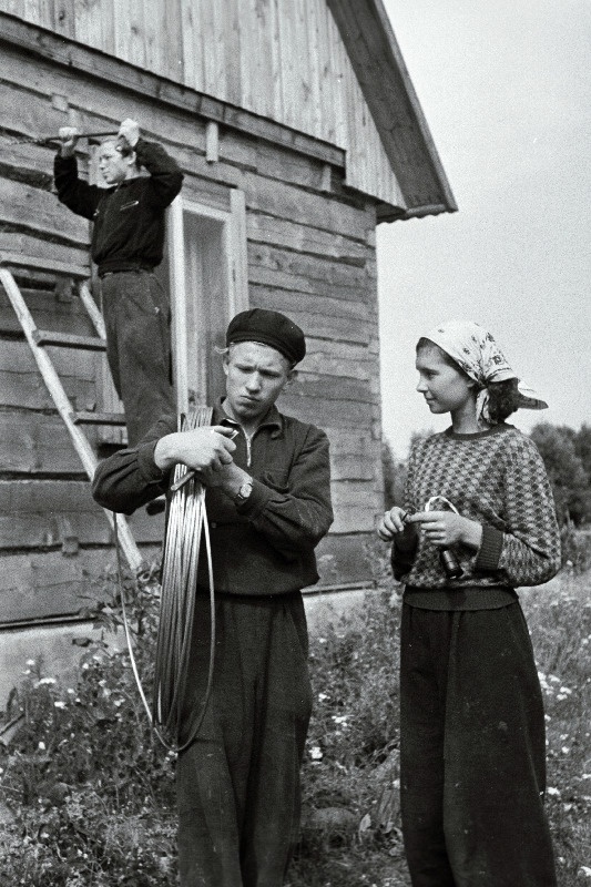 Elektrimontöörid K. Kozlov (keskel), I. Kozlova ja J. Roosipuu panevad elektrit sisse kalur Mihkel Mätase uude majja.