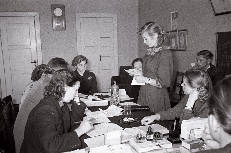 Narva linna komsomolikomitee büroo arutamas N. Akovitova (keskel) avaldust Kasahstani uudismaale sõidu kohta.