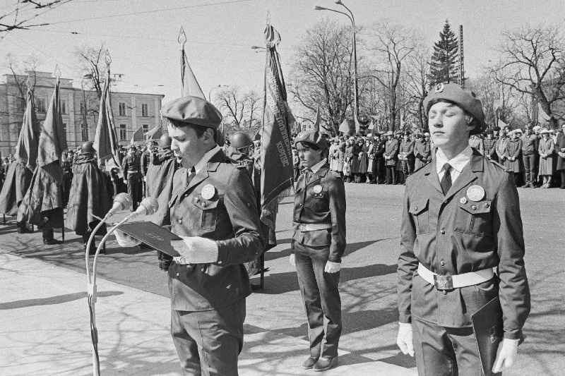 Noorarmeelased loevad ette vandetõotust Tõnismäel Tallinna Vabastajate mälestussamba juures Suures Isamaasõjas saavutatud võidu mälestusele pühendatud üleliidulise mälestusvalve ajal.