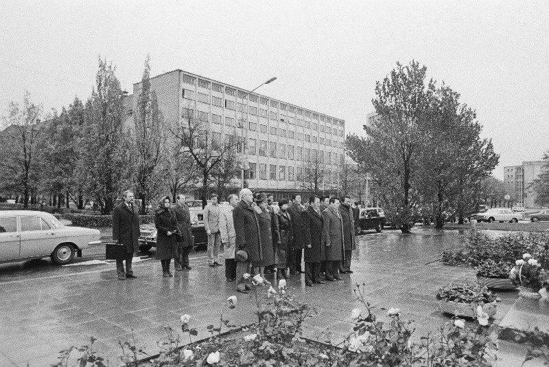 Mongoolia RV Suure Rahvahuraali delegatsiooni liikmed asetavad lilli V. I. Lenini mälestussamba jalamile.