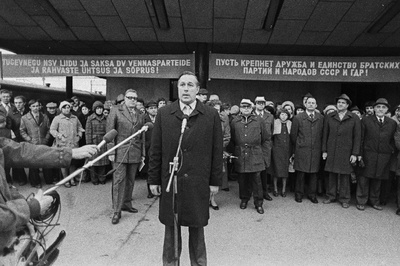 Saksa DV Schwerini ringkonda sõprusrongi teelesaatmise miitingul Balti jaamas kõneleb EKP Keskkomitee sekretär R. Ristlaan.  similar photo