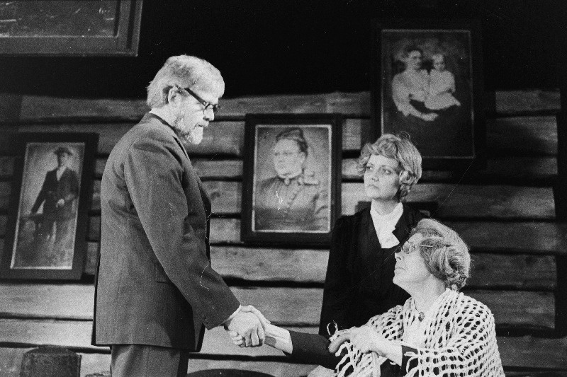 Stseen H. Vuolijoki näidendist "Mis nüüd, Niskamäe?". Niskamäe vanaperenaine- Virve Plaas, Ilona- Maire Laasmaa ja Juhani- Jaan Kilp.