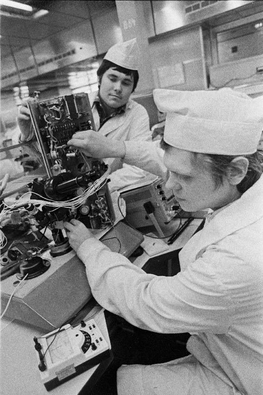 H. Pöögelmanni nimelise Elektrotehnika Tehase 3. tsehhi seadistaja Juri Anissimov (esiplaanil) ja Sergei Detštjarov.