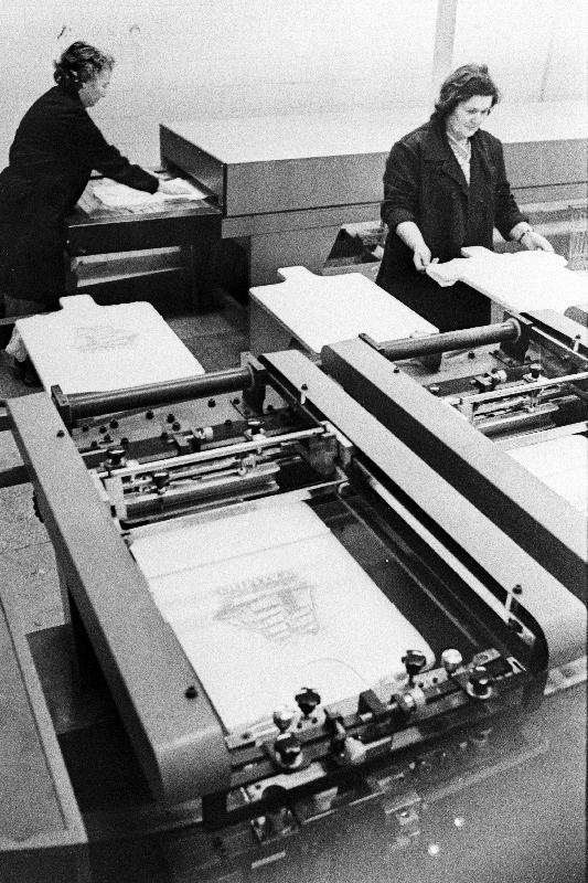 Tootmiskoondise "Marat" kudumistsehhi trükkijad K. Astafjeva ja V. Krinitsõna Itaaliast saadus trikotaažitoodete trükkimismasinal töötamas.