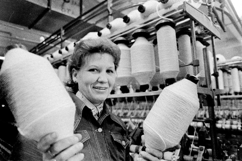 Puuvillakombinaadi "Kreenolmi Manufaktuur" Joala vabriku Lenini ja Tööpunalipu ordeniga autasustatud ketraja Svetlana Petrova.