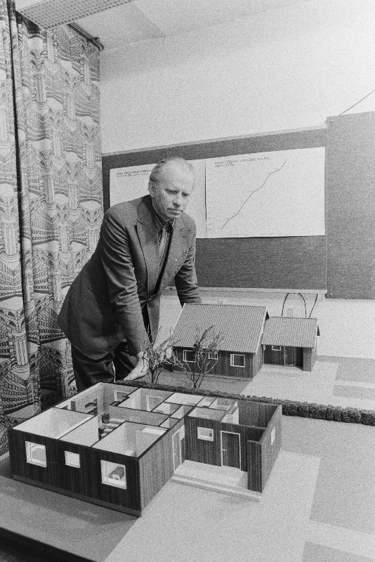 Instituudi "maaehitusprojekt" peaarhitekt Boris Mirov tema poolt loodud viietoalise kilpkonstruktsioonidest maaelamu maketi juures.