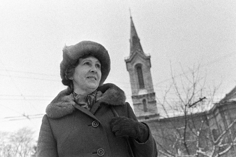 Tallinna kõige korrektsemaks jalakäijaks tunnistatud Eesti NSV Teenindusministeeriumi Projekteerimis- ja Tehnoloogiabüroo insener Silvi Piirfeld.