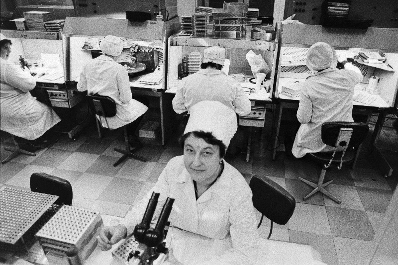 H. Pöögelmanni nimelise Elektrotehnika Tehase markeerijate brigaadi brigadir Eeva Kroon (esiplaanil).