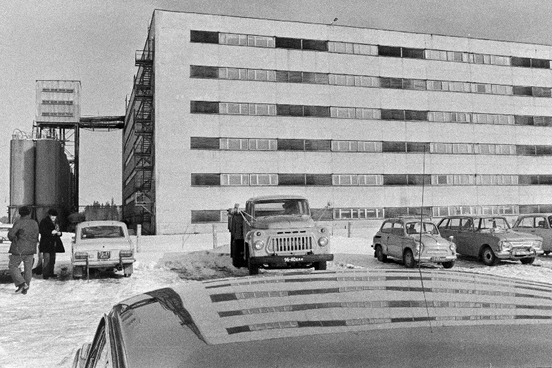 Viljandi rajooni J. Gagarini nimelise Näidissovhoostehnikumi Eksperimentaalse Sealihatootmise Kombinaadi kuuekorruseline nuumikute sigala.