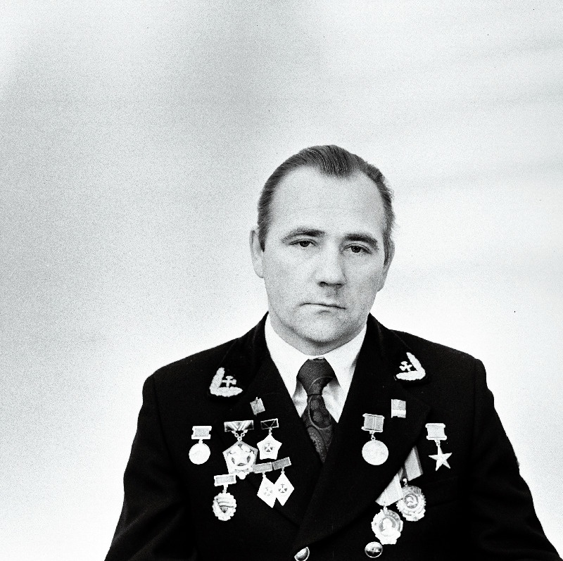 Paap, Endel, sotsialistliku töö kangelane- Tootmiskoondise "Eesti Põlevkivi" kaevanduse "Estonia" brigadir.