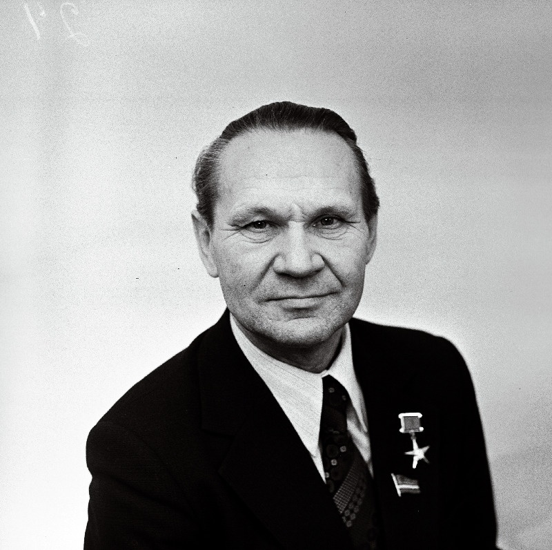 Mannov, Rudolf, sotsialistliku töö kangelane- Harju rajooni "Rahva Võit" kolhoosi esimees.