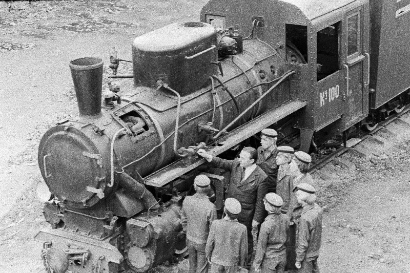 Raudteetranspordi Tehnikumi tootmisõppemeister Mihkel Edu tutvustab õpilastele veduri ehitust.