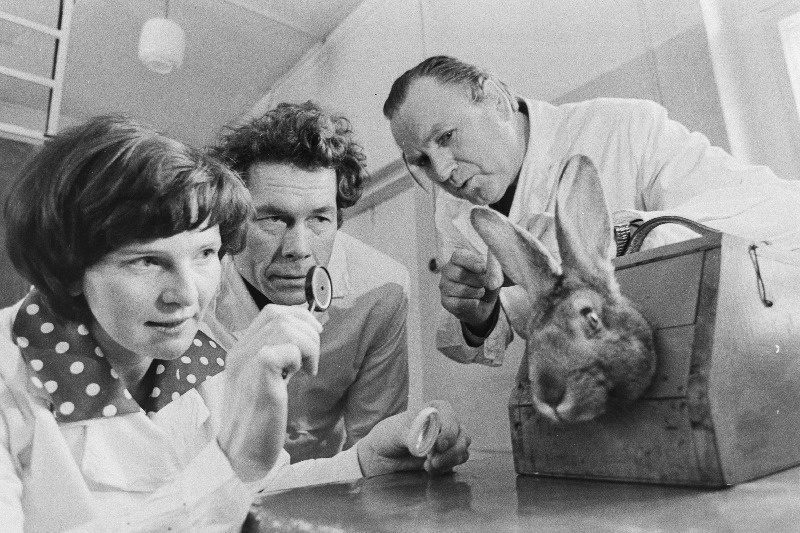 Eesti Põllumajanduse Akadeemia zooinseneride teaduskonna kaugüliõpilaste praktikumi juhendab dotsent Evald Reintam (paremal).