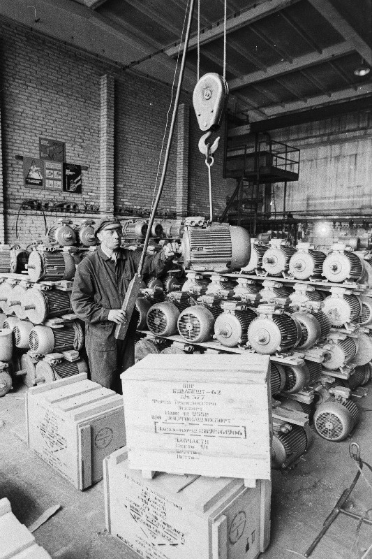 Tehase "Volta" eksporttoodangu laos valmistab elektrimootoreid tarbijaile saatmiseks ette Raimund Leidtorp (Leitorp).