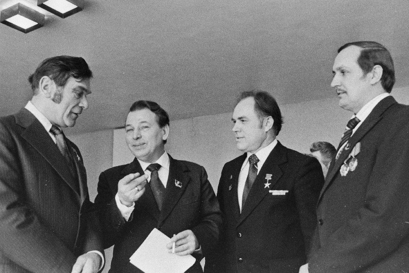Eesti NSV parteiaktiivi koosoleku vaheajal vestlevad (vasakult) M.I.Kalinin nim. Tallinna Elektrotehnika Tehase lukksepp, sotsialistliku töö kangelane M.Mihhailov, NLKP XXVI kongressi delegaadid, tehase "Dvigatel" elektrikeevitajate brigadir A.Kroll, Tallinna Ehitustrusti brigadir, sotsialistliku töö kangelane V.Mõnzu ja M.I. Kalinini nim. Tallinna Elektrotehnika Tehase freesijate brigadir B.Moronov.