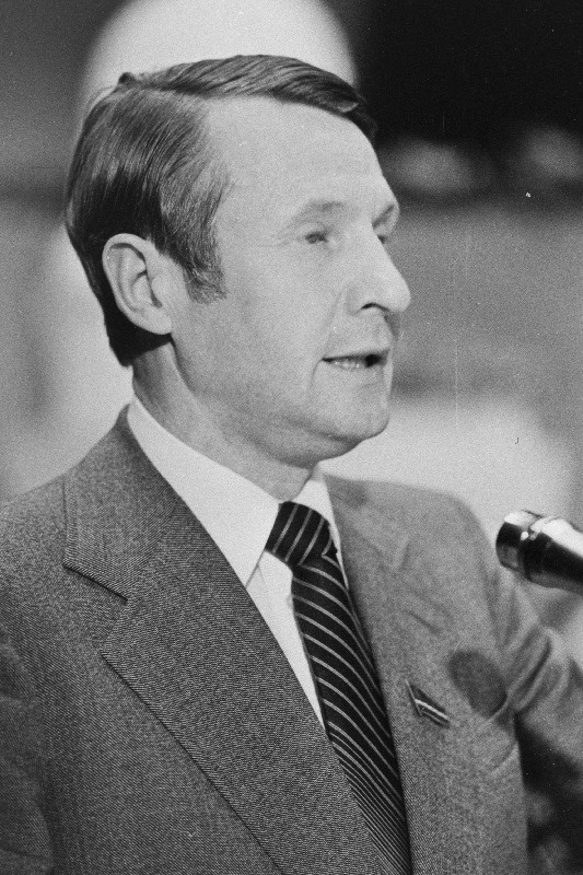 EKP XVIII kongressil esineb sõbavõtuga Eesti NSV kergetööstuse minister Jüri Kraft