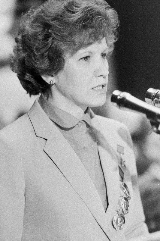 EKP XVIII kongressil esineb sõnavõtuga V.I. Lenini nim. Puuvillakombinaadi "Kreenholmi Manufaktuur" Joala vabriku ketraja, sotsialistliku töö kangelane S.Petrova