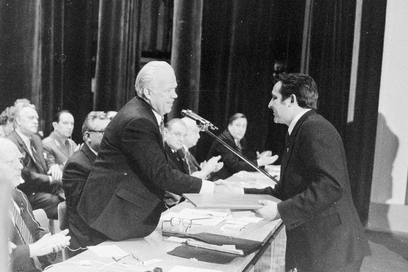 EKP XVIII kongressil annab ELKNÜ Keskkomitee esimene sekretär D.Visnapuu EKP Keskkomitee esimesele sekretärile  K.Vainole üle Vabariigi noorte raporti kongressile.