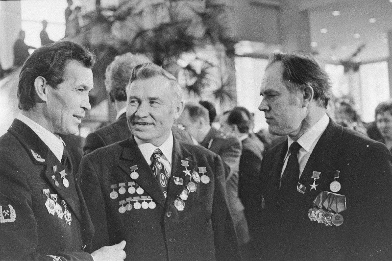 NLKP XXVI kongressi delegaadid (vasakult) E.Vaht ja sotsialistliku töö kangelased Orenburgi oblasti kolhoosi "Rassvet" 
mehhanisaator V.Tšeredintsev ning V.Mõnzu.