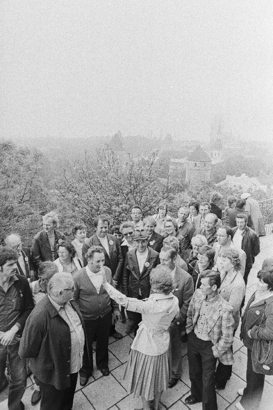 Saksa DV Schwerini ringkonnast sõprusrongiga saabunud delegatsioon tutvub Toompeaga.