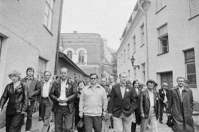 Saksa DV Schwerini ringkonnast sõprusrongiga saabunud delegatsioon tutvub Tallinna vanalinnaga.