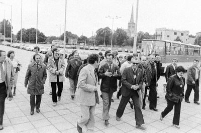 Saksa DV Schwerini ringkonnast sõprusrongiga saabunud delegatsioon tutvub Tallinnaga.  similar photo