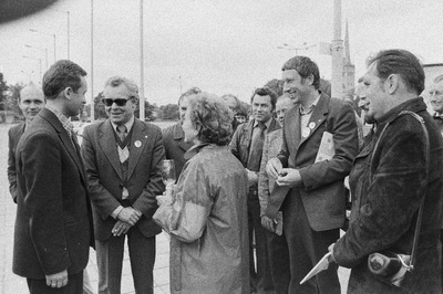 Saksa DV Schwerini ringkonnast sõprusrongiga saabunud delegatsiooni liikmed vestlevad Tallinna Ehitustrusti Ehitusvalitsuse nr.3 töötajatega.  similar photo