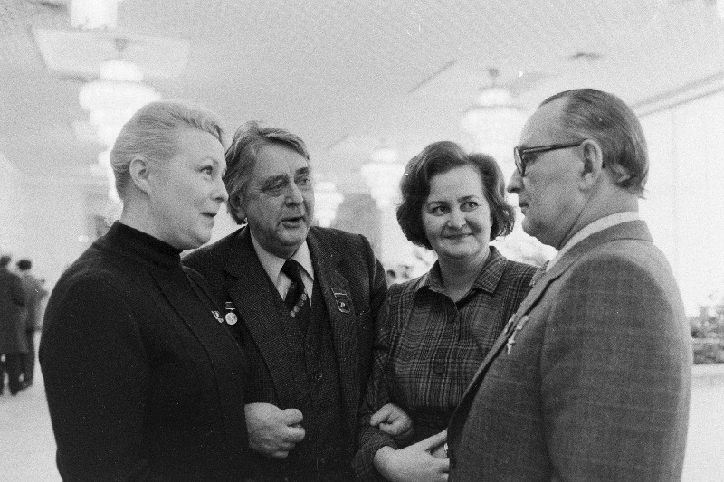 NLKP XXVI kongressi vaheajal vestlevad (vasakult ) Läti NSV näitleja V.Artmane, RAT "Vanemuise" peanäitejuht NSV Liidu rahvakunstnik K.Ird, Riia kaupluse "Laste Maailm" direktor B.Sleide ja S.M. Kirovi nim. näidiskalurikolhoosi esimees sotsialistliku töö kangelane O.Kuul.