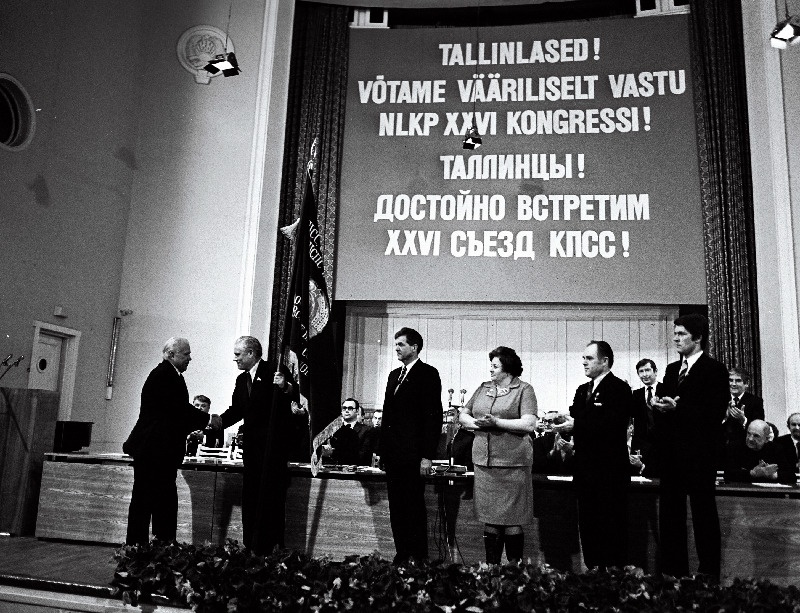 Heade	tulemuste eest üleliidulises sotsialistlikus võistluses ning 1980.a ja X viisaastaku majandusliku ja sotsiaalse arengu plaani eduka täitmise eest Tallinna linnale määratud NLKP Keskkomitee, NSV Liidu Ministrite Nõukogu ÜAÜKN-i ja ÜLKNÜ Keskkomitee rändpunalipu annab EKP Tallinna Linnakomitee esimesele sekretärile N.Johansonile üle EKP Keskkomitee esimene sekretär K.Vaino.