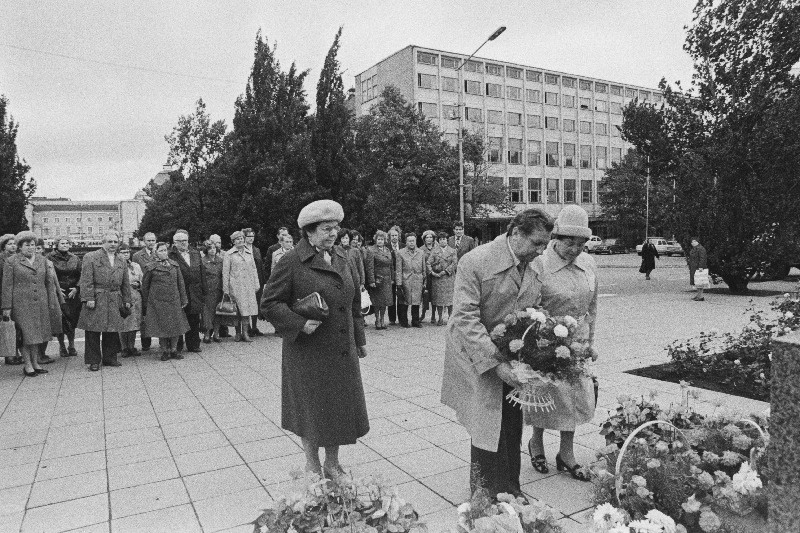 Lillede panemine V.I. Lenini mälestussamba jalamile Tallinna vabastamise 37. aastapäeval.