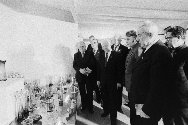 Vabariigi partei- ja valitsuse juhtivad töötajad tutvuvad rahvatarbekaupade näitusega Eesti NSV Rahvamajanduse Saavutuste Näitusel. Esireas vasakult 1. Eesti NSV Üemnõukogu Presiidiumi esimees J.Käbin, 2. EKP Keskkomitee esimene sekretär K.Vaino, 4. Eesti NSV Ministrite Nõukogu esimees V.Klauson.