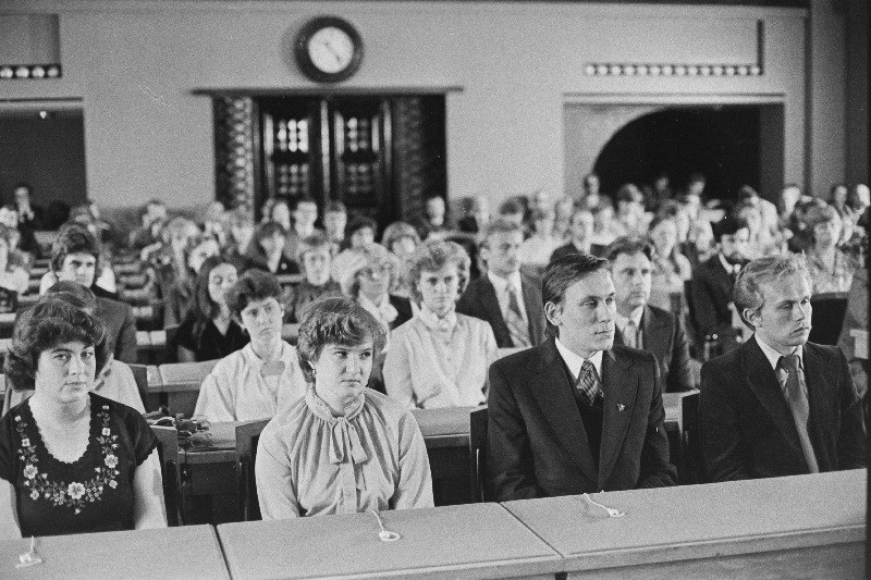 Kõrgkoolide lõpetanud vastuvõtul Eesti NSV Ülemnõukogu istungisaalis Toompea lossis.
