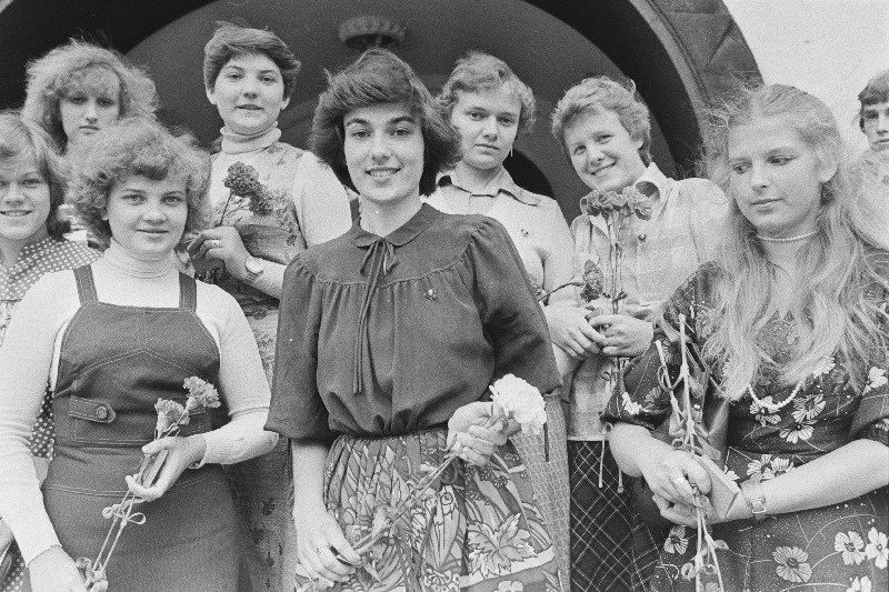 Vabariigi kutseharidus- ja kesk-eriõppeasutuste lõpetanud pärast vastuvõttu Eesti NSV Ülemnõukogus Toompea lossi õuel.