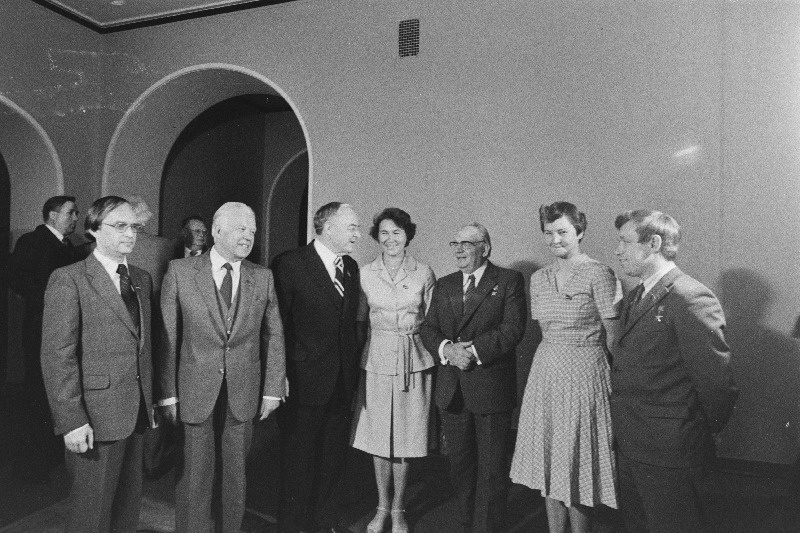 Eesti NSV Ülemnõukogu X koosseisu III istungjärgu vaheajal vestlevad (vasakult) 1. Eesti NSV Heliloojate Liidu esimees J.Rääts, 2. EKP Keskkomitee esimene sekretär K.Vaino, 3. NSV Liidu Ülemnõukogu Presiidiumi sekretär M.Georgadze, 5, Eesti NSV Ülemnõukogu Presiidiumi esimees J.Käbin.