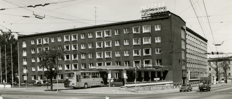 Hotell Tallinn, vaade Paldiski mnt ja Toompuiestee nurgalt. Arhitektid Peeter Tarvas, Heiki Karro, Toivo Kallas, EP