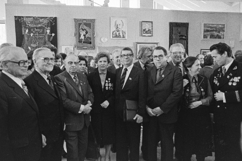 NLKP XXVI kongressi delegaatidega Eesti NSV-st vestlevad Soome Kommunistliku Partei esimees A.Saarinen ja Soome Kommunistliku Partei viitseesimees T. Sinisalo.